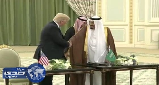 بالفيديو.. صور كرتونية لوالدتي عروسين تتسبب في بكاء الحضور