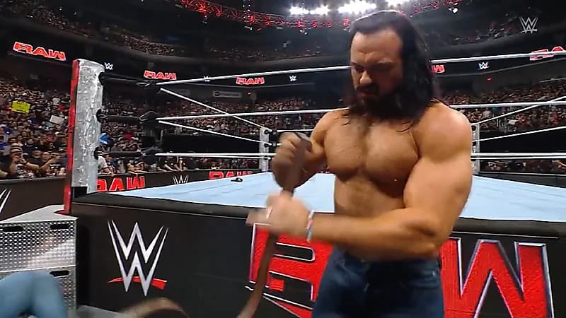 بطل مصارعة أمريكي يؤدب خصمه بنزع حزامه .. فيديو