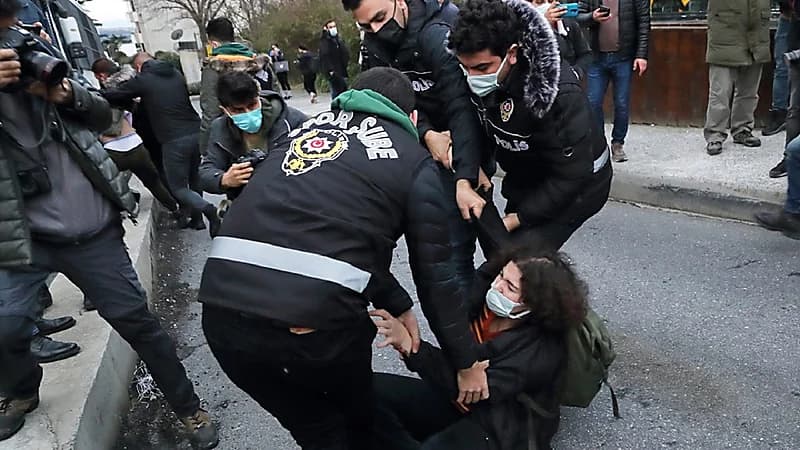 شرطة النظام التركي تعتقل مئات المحتجين على تعيين أردوغان عميدًا جامعيًا