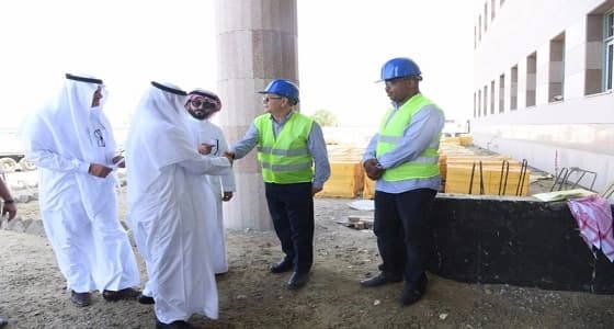 بالصور.. مدير جامعة جازان يطالب المقاولين بإتمام المشروعات