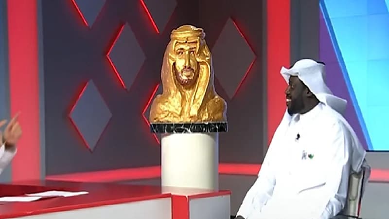 بالفيديو .. نحات يصنع مجسم ولي العهد احتفالا باليوم الوطني