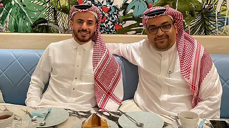 مدافع الزمالك المصري بالزي السعودي مع نائب رئيس الأهلي السابق