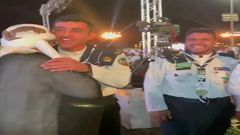 شقيقان يمنيان يحتفلان بتخرجهما من جامعة حائل بعد حصولهما على منحة.. فيديو