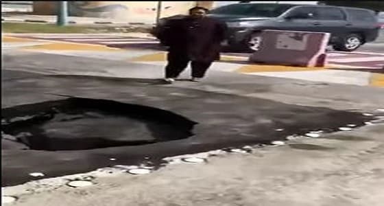 بالفيديو.. مواطن ينقذ المارة من حفرة عميقة في الدمام