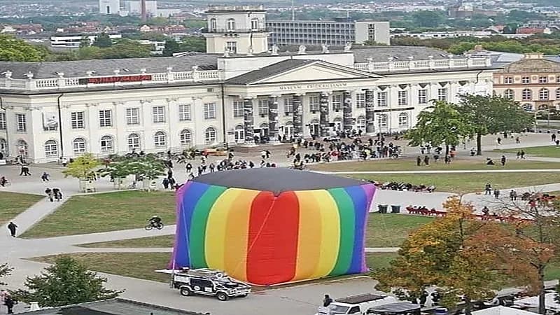 بطريقة فاجرة .. الشواذ أتباع قوم لوط يجهزون مجسم لـ"الكعبة" بقوس قزح ويدعون للصلاة حوله