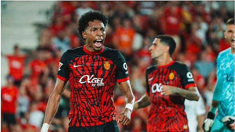 لاعب مايوركا ينطح زميله بسبب برشلونة .. فيديو