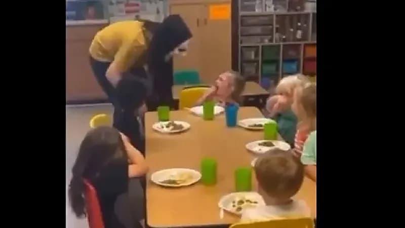 شاهد .. مربيات يرعبن أطفال بقناع أمريكي شهير