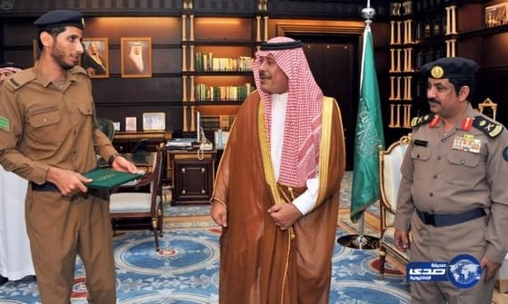 أمير الباحة يكرم الوكيل رقيب سعيد الزهراني