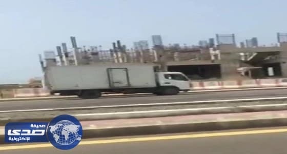 بالفيديو.. مرور جازان يطيح بقائد مركبة يعكس حركة المرور