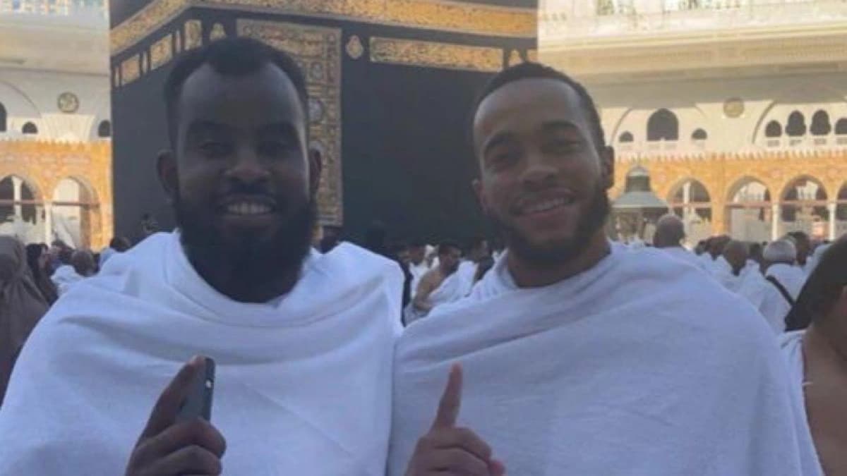 كوايسون لاعب الاتفاق السابق يعلن إسلامه من الحرم المكي