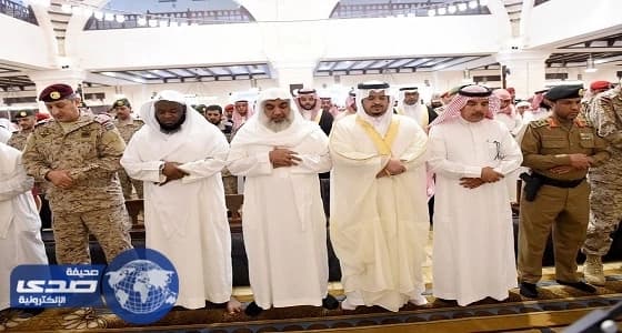 أمير الرياض بالنيابة يؤدي صلاة الميت على الشهيد " الشتوي "