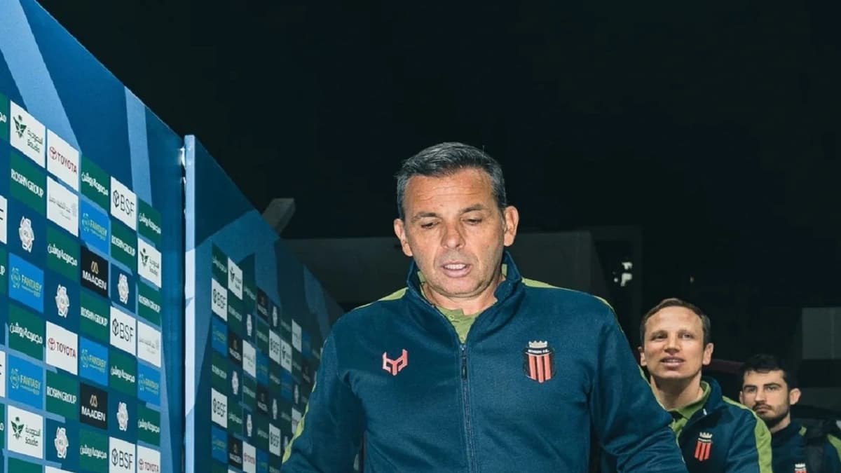 الرياض يعلن رحيل مدربه