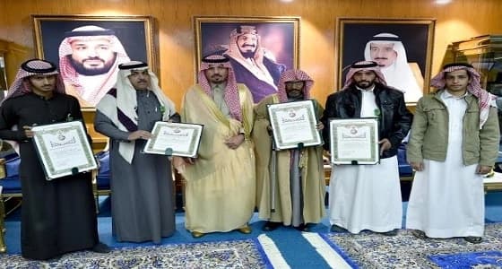 تكريم أسر شهداء جازان بتقليدهم وسام الملك عبد العزيز