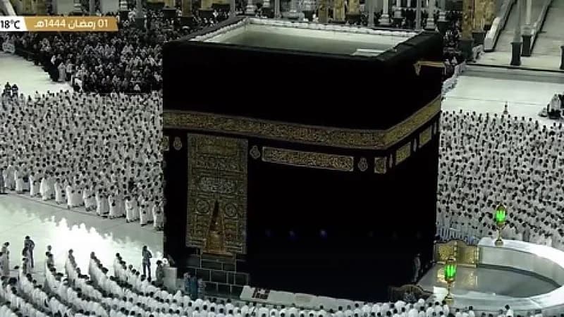 لقطات روحانية لجموع المصلين أثناء تأديتهم صلاة الفجر في الحرم المكي