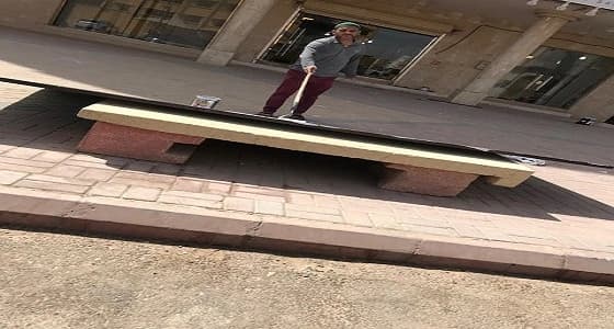 بالصور.. تحويل " رصيف " إلى ورشة عمل في الخرج