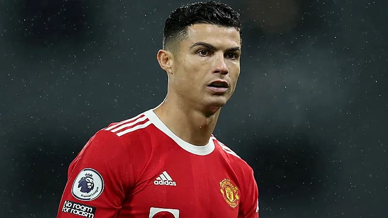 بالفيديو.. "رونالدو" يرفض طلب مشجعة بالتقاط صورة معه