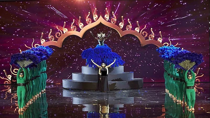 مؤسس فرقة راقصة يدعو لقيام ثورة في لبنان