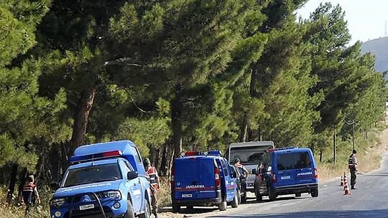 رجل يبحث مع الشرطة عن نفسه في الغابة