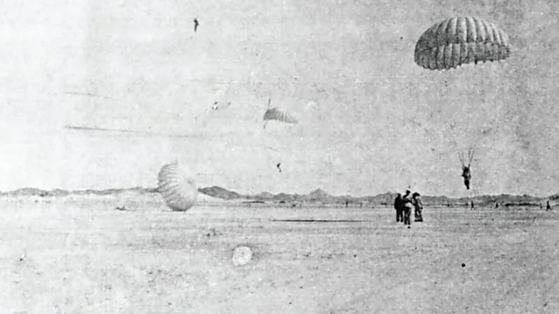 شاهد.. صورة تاريخية لأحد التدريبات في الرياض لسلاح المظلات بالجيش السعودي