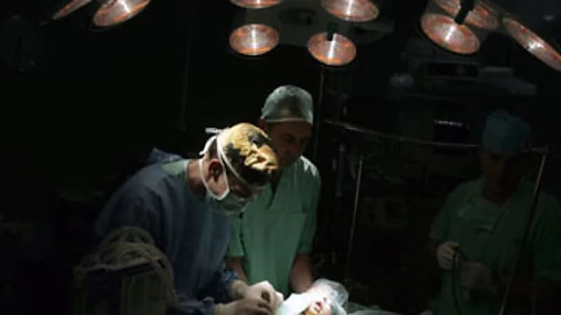 جراح تجميل شهير متهمًا بالتحرش وارتكاب أخطاء طبية خطيرة