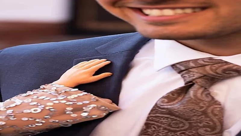 شاهد.. عروسان يركبان أيادي بلاستيكية في حفل خطوبتهما لسبب غريب