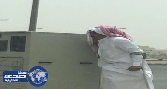 بالصور.. مواطن من ذوي الاحتياجات يستقبل نظام «ساهر» في حائل بالبكاء