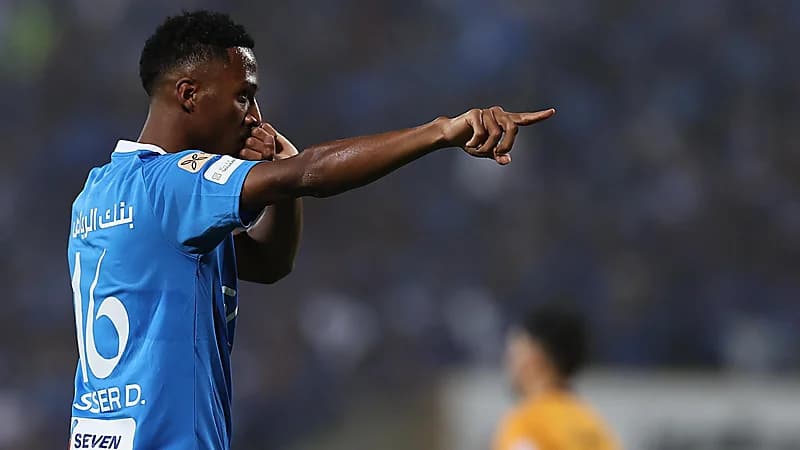 نجم الهلال يؤدي فريضة الحج برفقة والده وشقيقه .. صورة