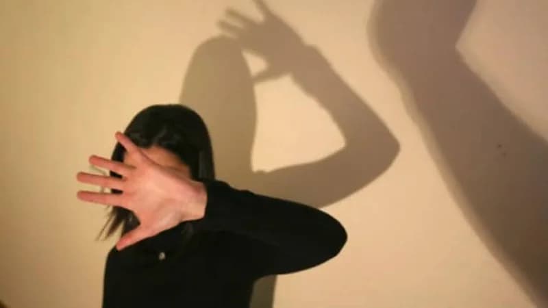 التحقيق في اعتداء يوتيوبرز على امرأة وتحطيم شقتها