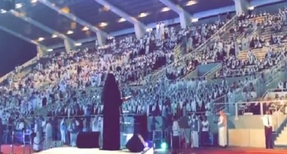 بالفيديو.. طلاب طب الطائف يرددون " القسم " وراء عميدتهم