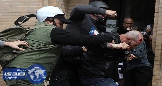 بالصور.. اشتباكات عنيفة بين أنصار ومعارضي ترامب في أمريكا
