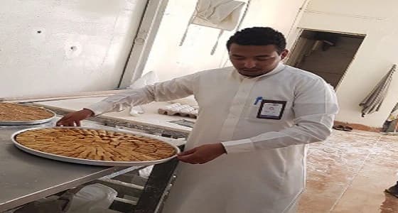 بالصور.. إتلاف 900 كجم من البقلاوة والكنافة بمعمل مجهول شرق جدة