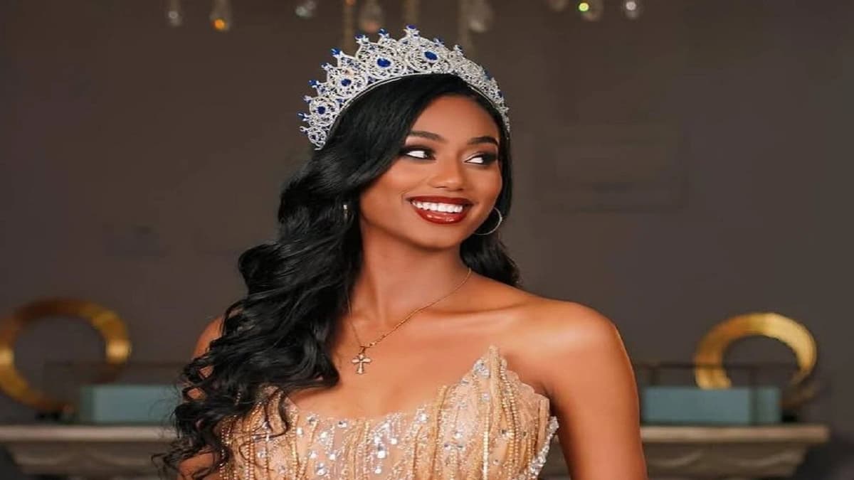 فتاة تعرض نفسها لموقف محرج لحظة تتويجها بلقب ملكة جمال العالم