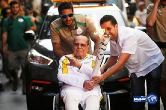 وفاة البرازيلي بيتانجيا حامل الشعلة الأولمبية عن 90 عاما