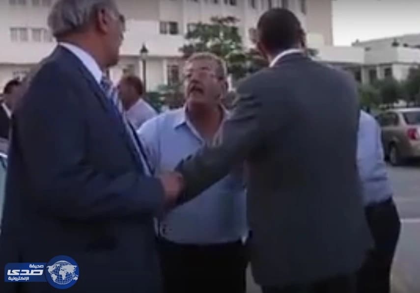 بالفيديو.. وزير أردني يجري مقابلة تليفزيونية في الشارع وينشب بالناس