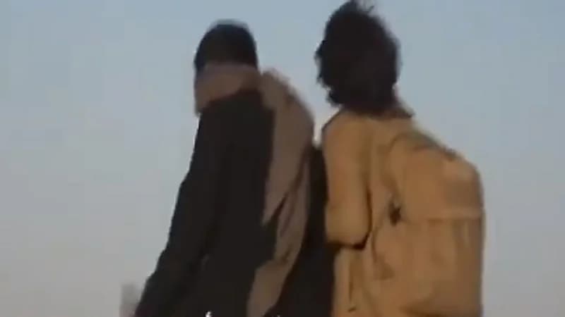 شاهد .. لحظة استسلام عناصر من ميليشيا الحوثي في مأرب