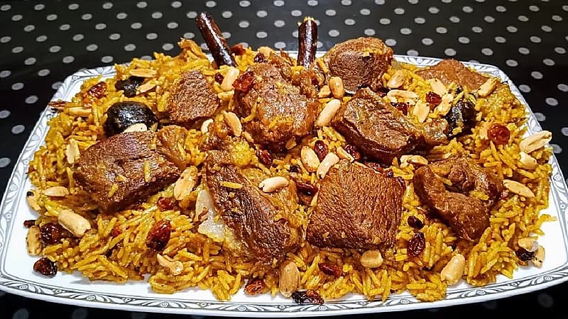 بالفيديو.. مشهورات يجتمعون معا على وليمة غداء بمهرجان الإبل