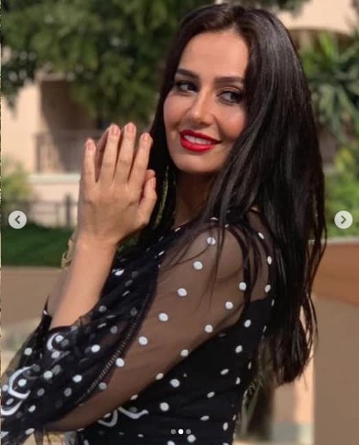 بالفيديو.. خادم الحرمين الشريفين يؤدي العرضة مع إخوانه