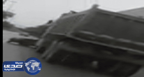 بالفيديو.. تصادم مركبتين وسيارة بطريق الملك فهد