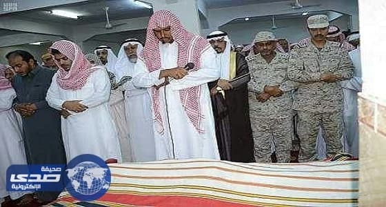 بالصور.. جموع المصلين تؤدي صلاة الميت على شهيد الواجب الجندي أول أحمد عتودي