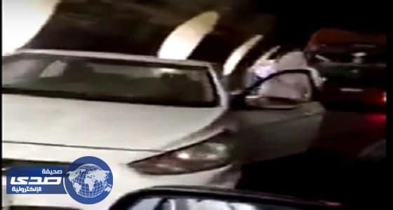 بالفيديو .. الأمن يلاحق مواطن تسبب فى تعطيل المرور بعد قيامه بحركات غريبة بعسير