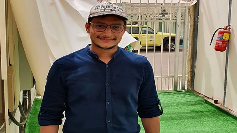 إشادة عبر "تويتر" توفر وظيفة لـ شاب سعودي يعمل مرشدًا للحجاج