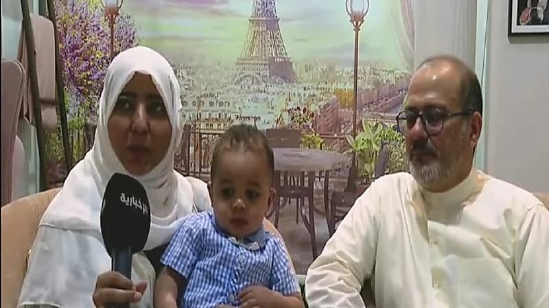 شاهد.. مواطن وزوجته يحتضنان طفلاً يتيماً بعد 20 عام من عدم الإنجاب