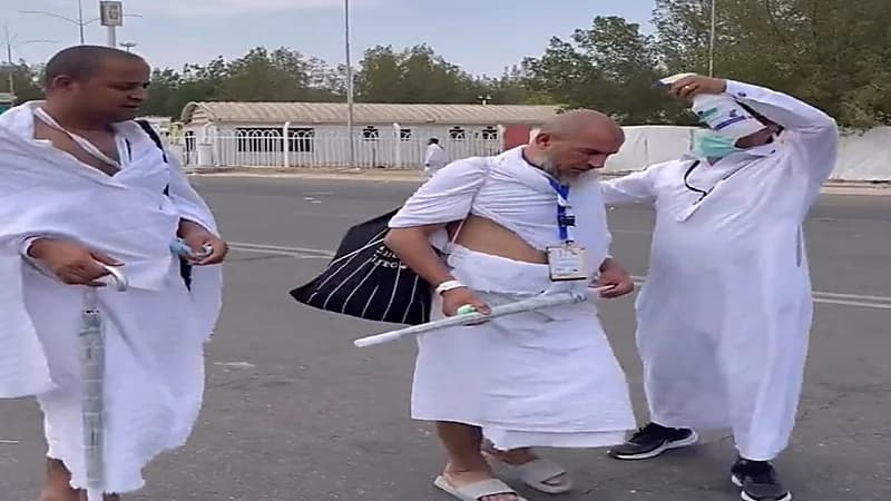 شاهد.. متطوع يساهم بتخفيف درجة الحرارة على ضيوف الرحمن في عرفات