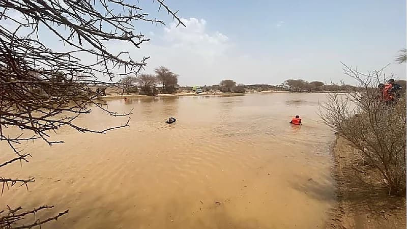 الدفاع المدني ينتشل جثث 4 أشخاص وطفل توفوا غرقاً في مستنقع مائي - صور