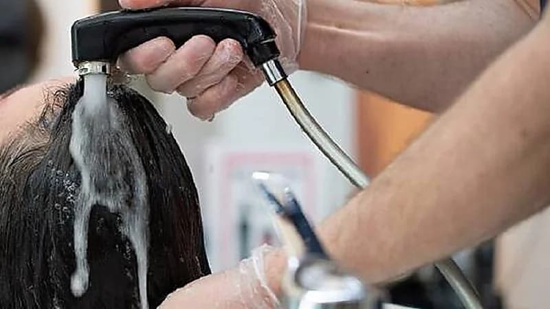 أخصائية جلدية تحذر من الآثار الجانبية لاستخدام الشامبو المضاد لقشرة الرأس