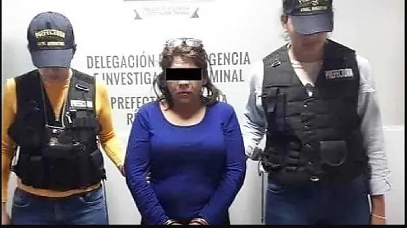 امرأة تطعن زوجها بعد رؤية صور له مع امرأة حسناء ثم تكتشف أنها لها!