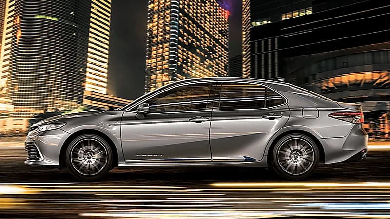 بالصور.. مواصفات وأسعار أفضل سيارات تويوتا السيدان في المملكة