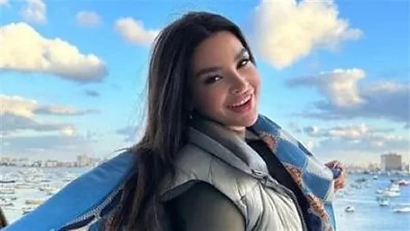 شاهد.. إطلالة محتشمة من أمام البحر لـ جوهرة