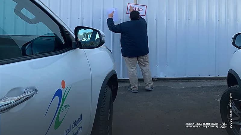 ضبط مستحضرات تجميل وأغذية في مستودعين غير مرخصين بجدة وتبوك