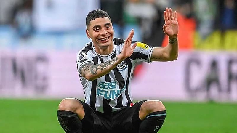 لاعب نيوكاسل يقوم بمتابعة نادي الاتحاد